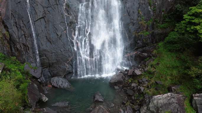 庐山秀峰瀑布夏季水量充沛