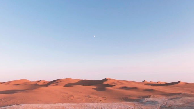 夕阳和月亮下沙漠航拍4K大片