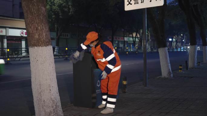 环卫 机扫车 擦果皮箱 垃圾 冒雨 冲洗