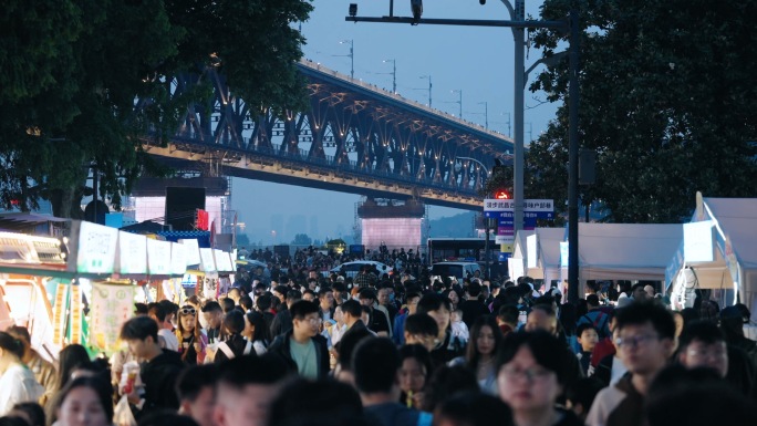 假期拥挤人流 武汉长江大桥景点游客人群
