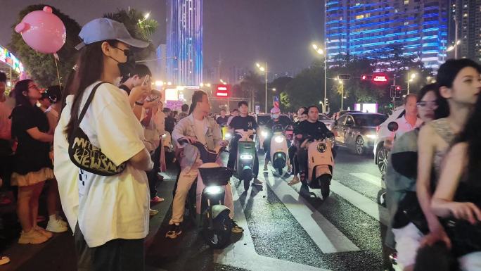 商业街夜市逛街街拍美女逛街休闲休闲生活