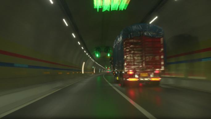 夜晚雨天车内视角高速车外风景沿途隧道