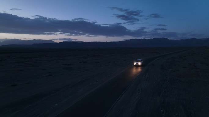 夜幕时分行驶中的汽车