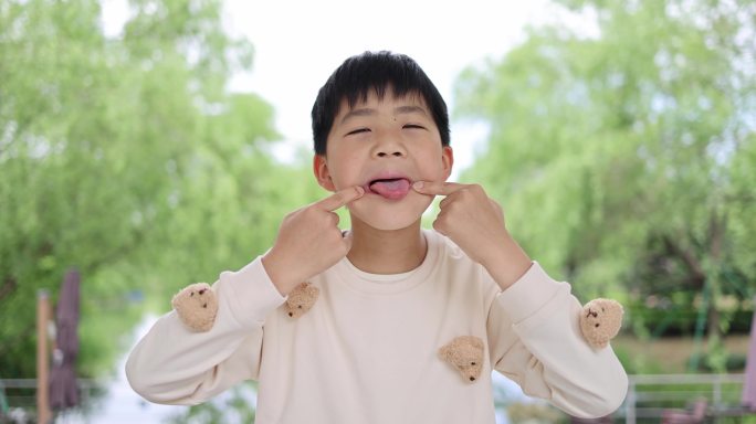 中国小男孩做鬼脸幽默搞笑快乐氛围唯美慢镜