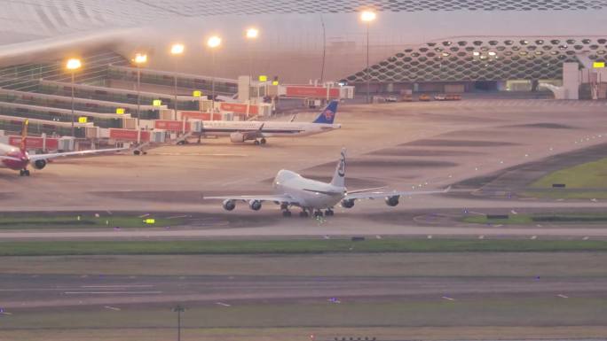 顺丰航空波音747全货机降落深圳机场滑行