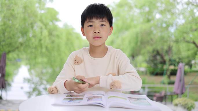 小孩使用翻译笔认真专注学习阅读8K实拍