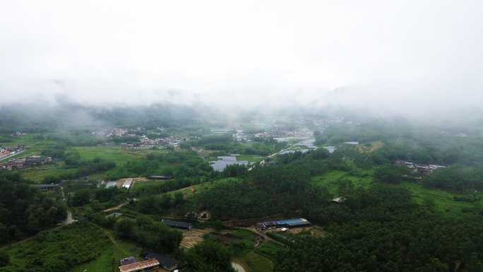 4K航拍穿越云雾中的村庄