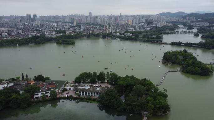 广东惠州：五一黄金周期间西湖湖上游船众多