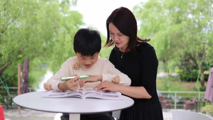 妈妈陪着小孩使用翻译笔学习阅读8K实拍