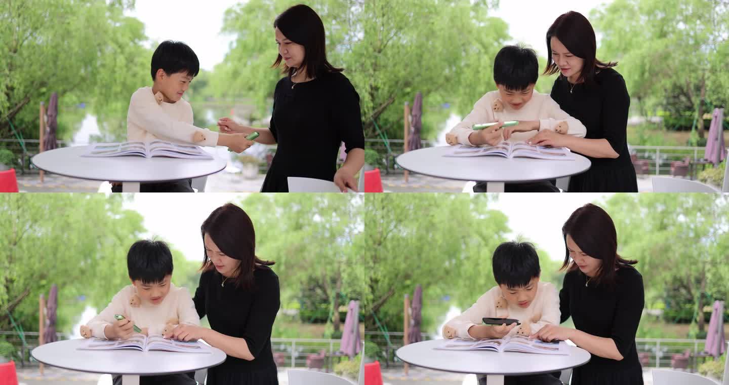 妈妈陪着小孩使用翻译笔学习阅读8K实拍