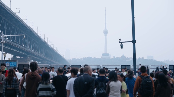 假期拥挤人流 武汉长江大桥景点 城市人群