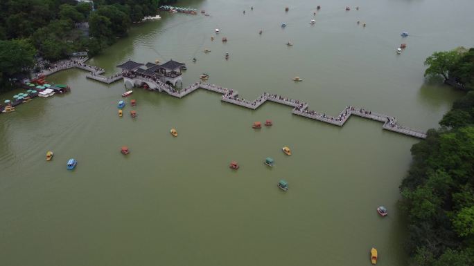 广东惠州：五一黄金周期间西湖湖上游船众多