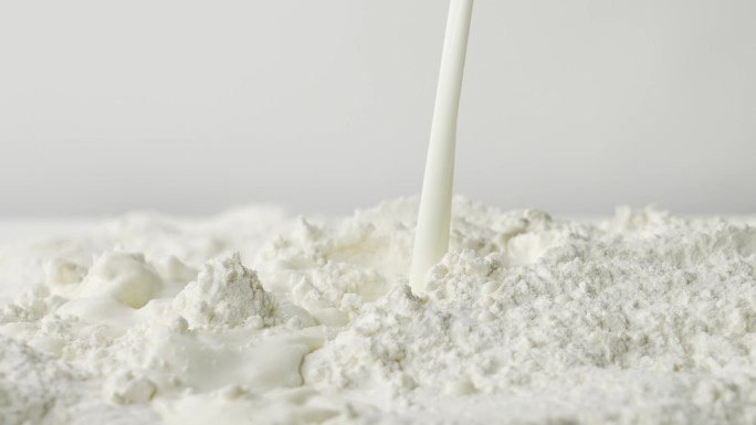 牛奶倒入小麦粉面粉全脂乳粉升格