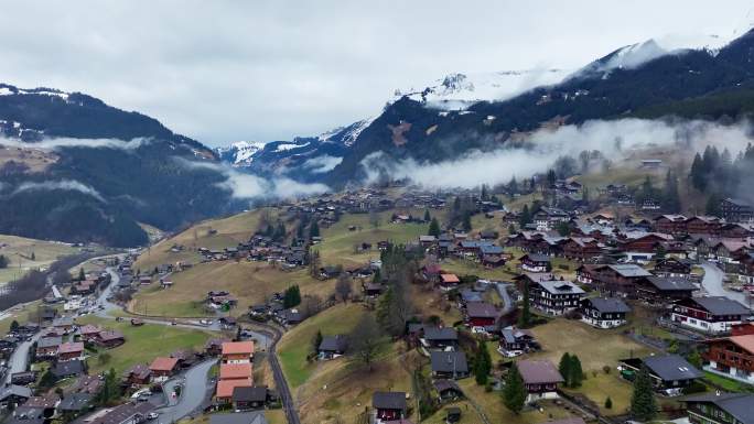 4K正版-航拍瑞士格林德瓦小镇雪山晨雾6