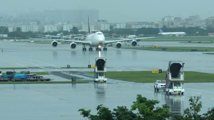 雨天UPS波音747货机在机场滑行