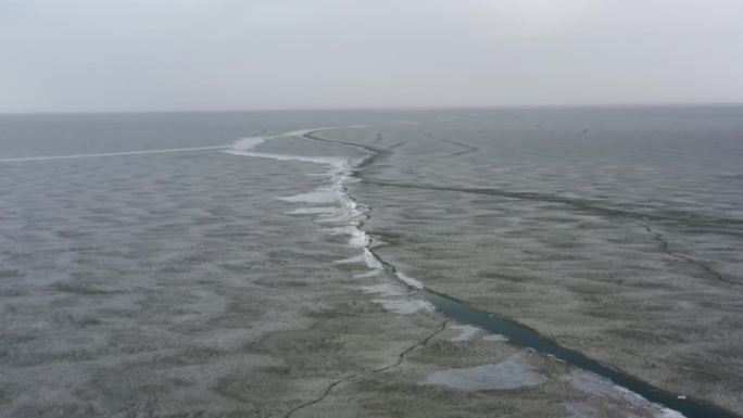 4K航拍冬季青海湖结冰的湖面冰面冰雪消融