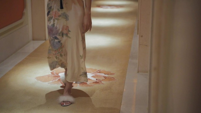 女人优雅脚步走在地毯上脚步