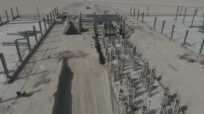 新疆和田 西部大开发 戈壁上的建筑工地