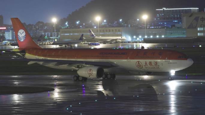 雨夜红色的空客A330客机川航和亚洲航空