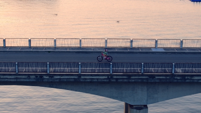 【4K】航拍骑车的小女孩 大桥上骑车