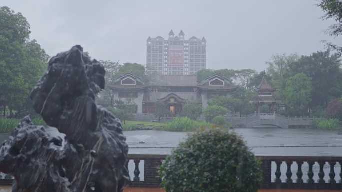 4K实拍顺德顺峰山公园雨中假山与古建筑群