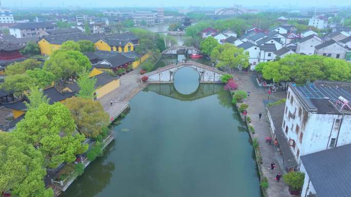 春天细雨里的苏州水乡古镇震泽古镇风景航拍