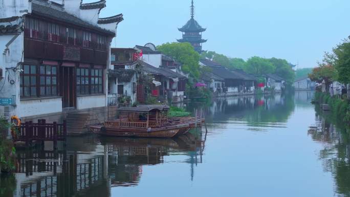 春天细雨里的苏州水乡古镇震泽古镇风景航拍