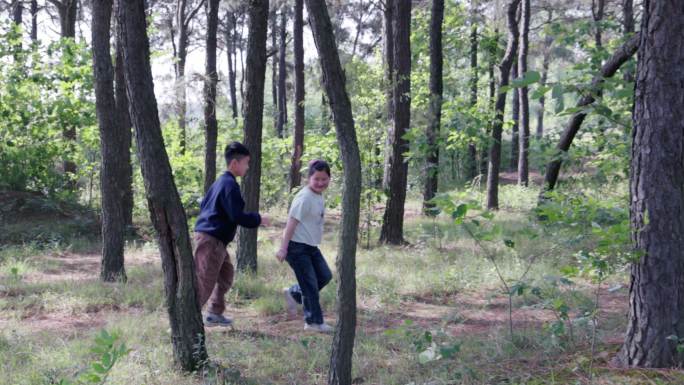 4K60P小孩子在树林追逐嬉戏打闹玩耍