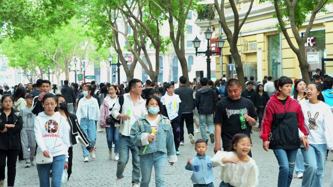 哈尔滨文旅中央大街人群游客美女人群过马路