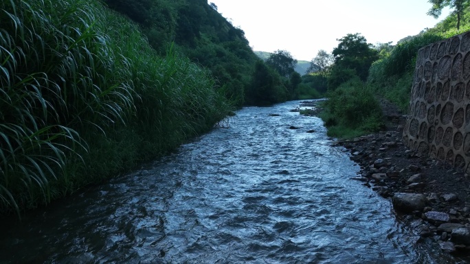 云南山间沟谷的日出