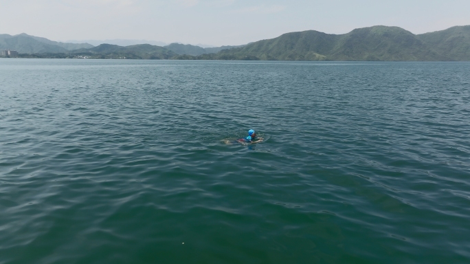 【4K】男子在湖中游泳