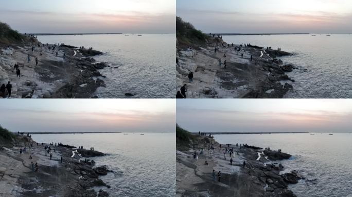 夕阳下的海边步道