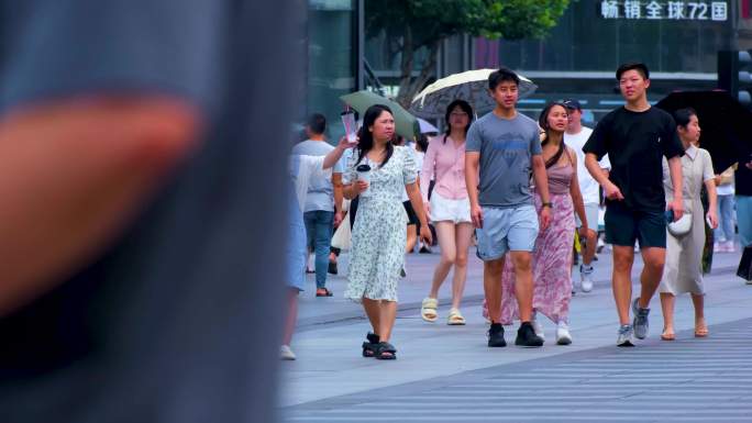 城市夏天暑假酷暑高温炎热街道人群人流街景