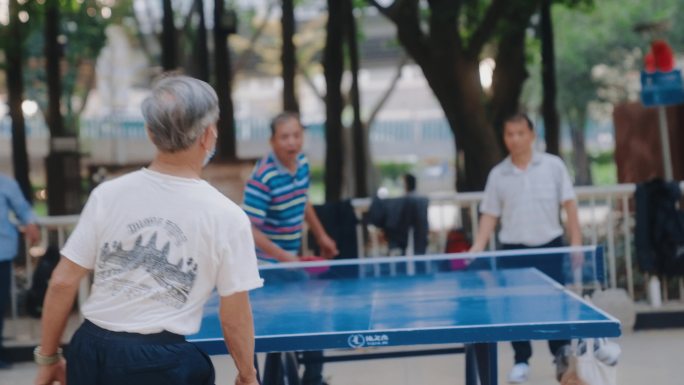 公园打乒乓球老年人锻炼