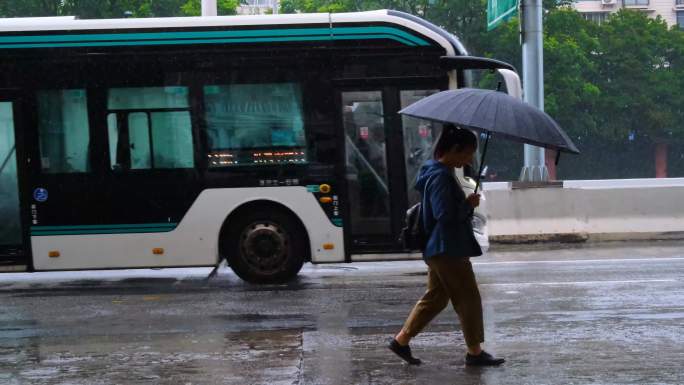 城市马路下雨天雨水雨滴街景街道街头风景风