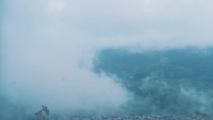 唯美意境雨后青山雨雾弥漫朦朦胧胧