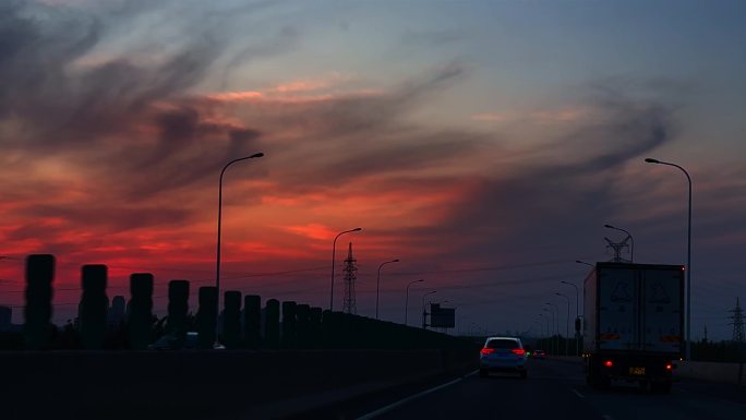 高速公路上车外夕阳