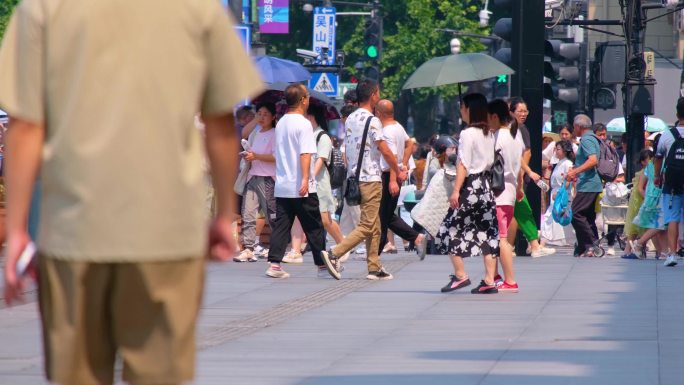 城市夏天暑假酷暑高温炎热街道人群人流汽车