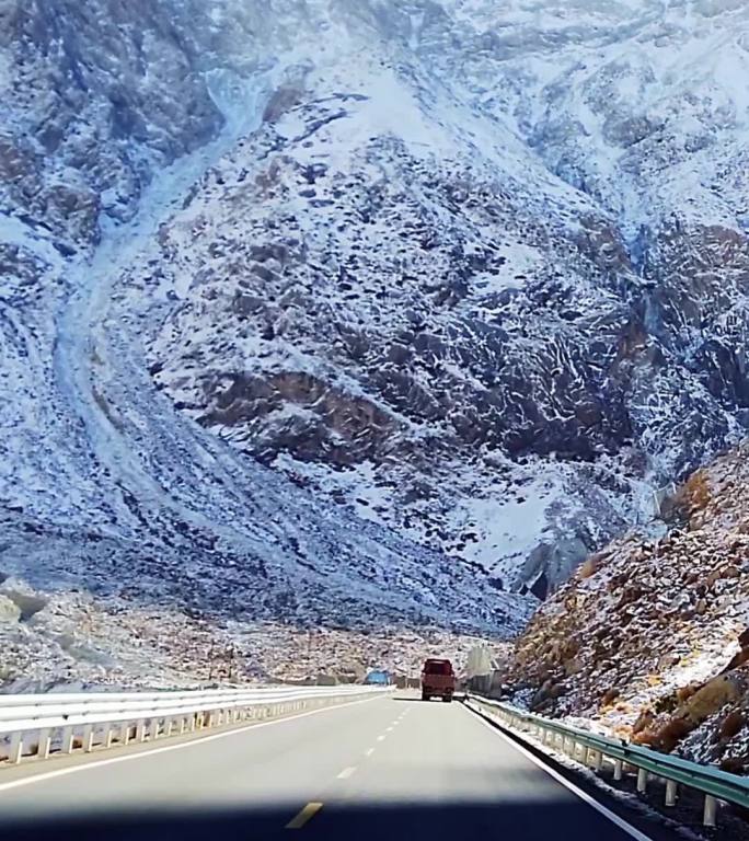 竖版汽车在新疆帕米尔高原中巴友谊公路行驶