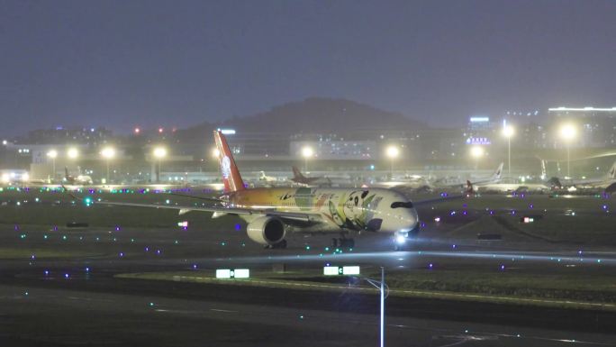 夜晚四川航空熊猫之路涂装空客A350飞机