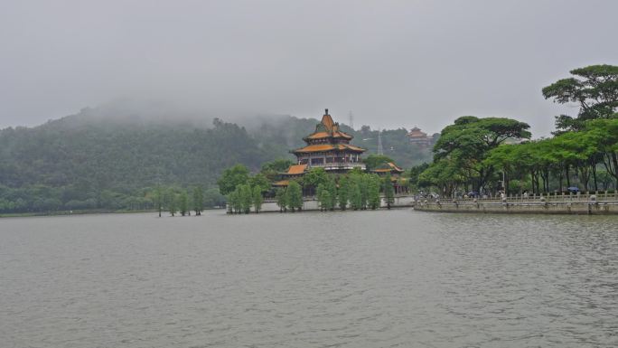 实拍大雨中顺德顺峰山公园湖心小岛与宝塔