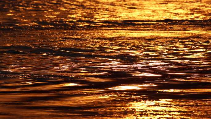 黄昏时分金色的江水
