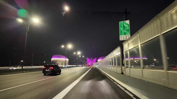 城市夜晚夜景开车第一视角汽车窗外沿途风景