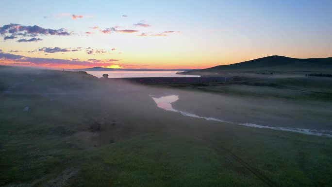 日出下的乌拉盖草原晨雾风光航拍
