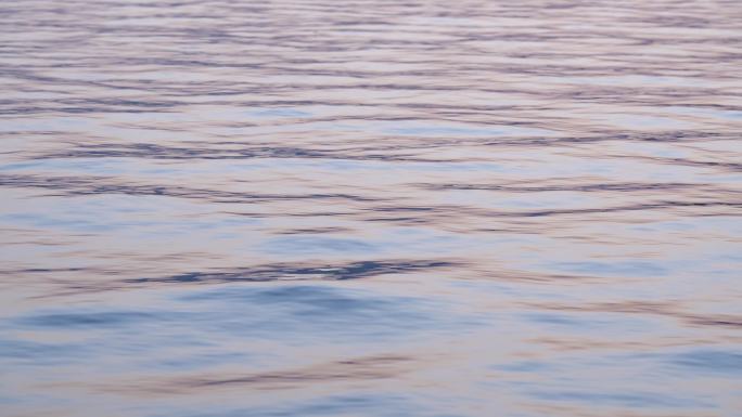 夕阳下的湖水