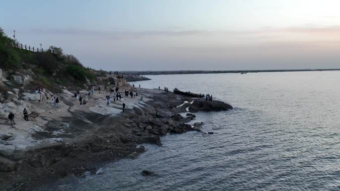 夕阳下的海边步道