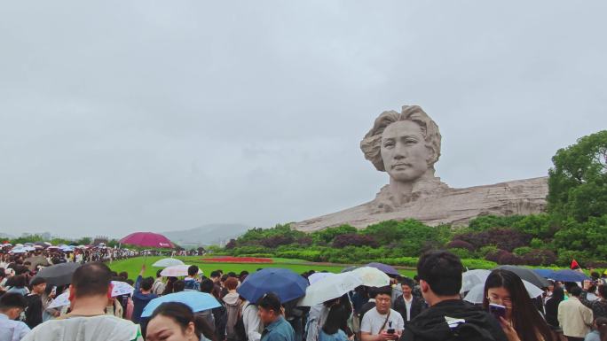 五一节假日人气爆满的橘子洲头游客拥挤拍照