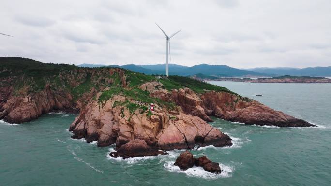 航拍阴天福建霞浦闾峡灯塔和风车