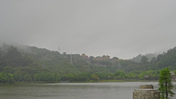顺德顺峰山公园寺庙笼罩在烟雨弥漫的仙境中