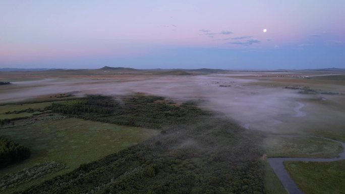 航拍下的草原晨雾自然风光